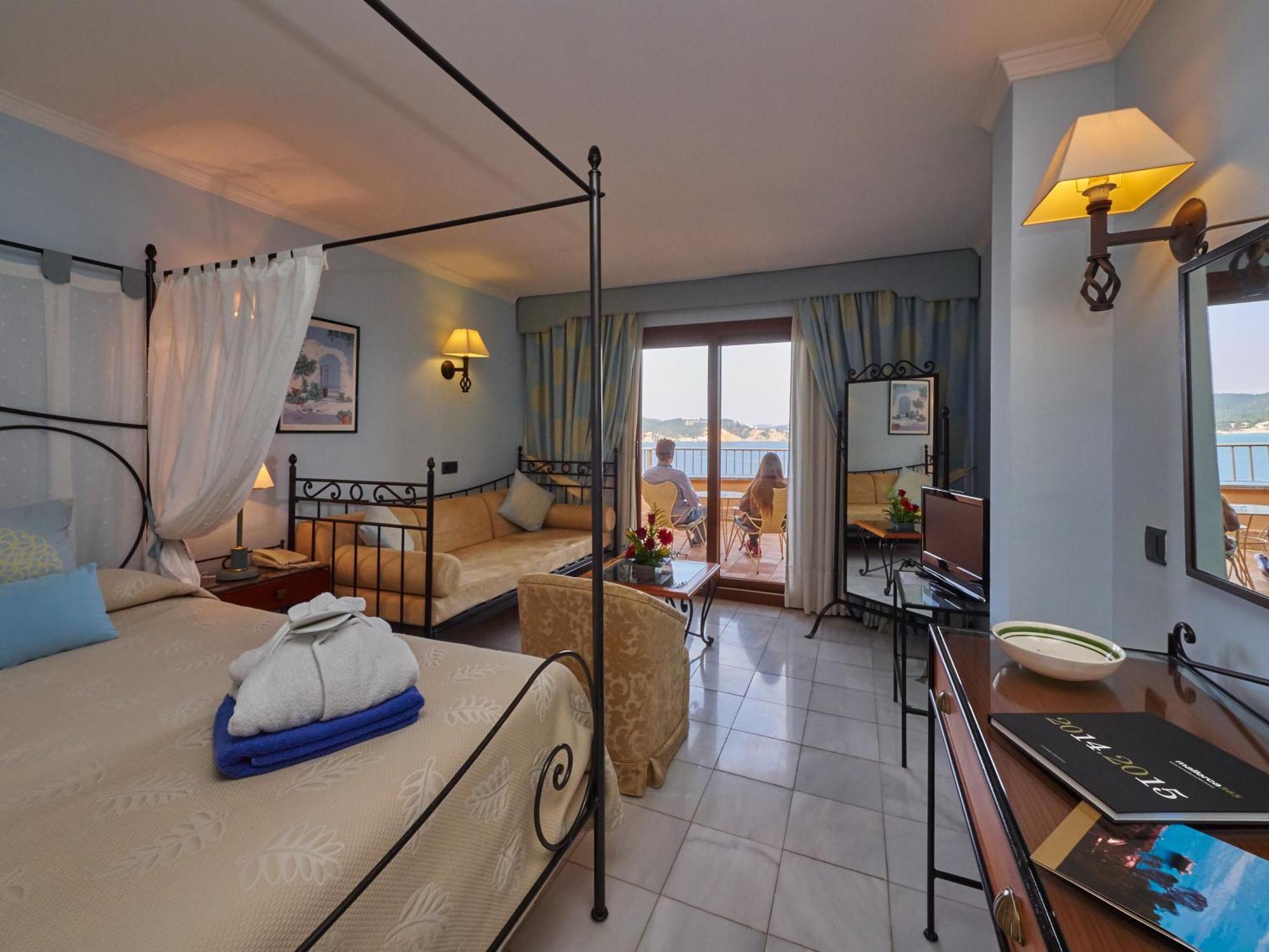 Hotel Petit Cala Fornells Пагера Екстериор снимка